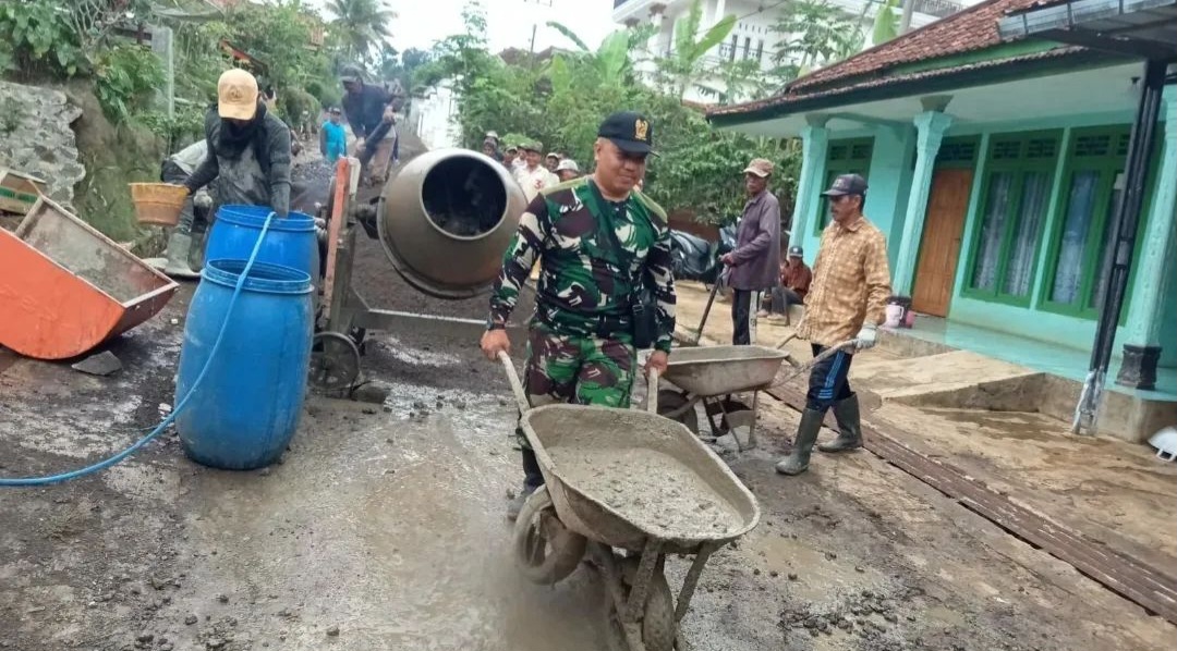 Koramil 1311/Rajadesa Bersama Warga Giat Gotong Royong