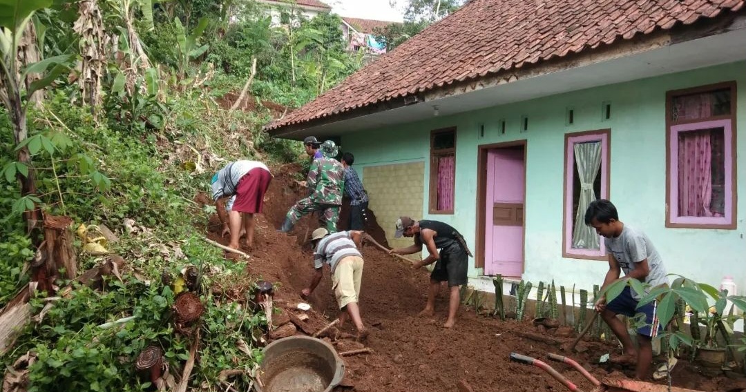 Baksos Koramil 1302/Cikoneng Kodim 0613/Ciamis Pasca Tanah Longsor