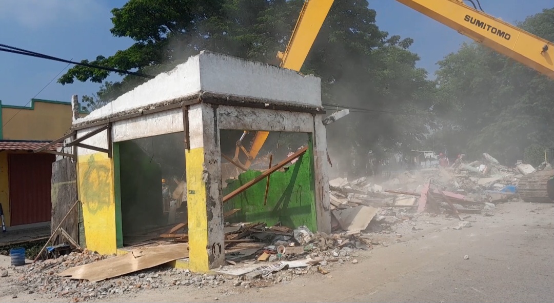 Satpol PP Kabupaten Bekasi Tertibkan Bangunan Liar di Sepanjang  Kali Desa Sukadarma dan Sukajadi