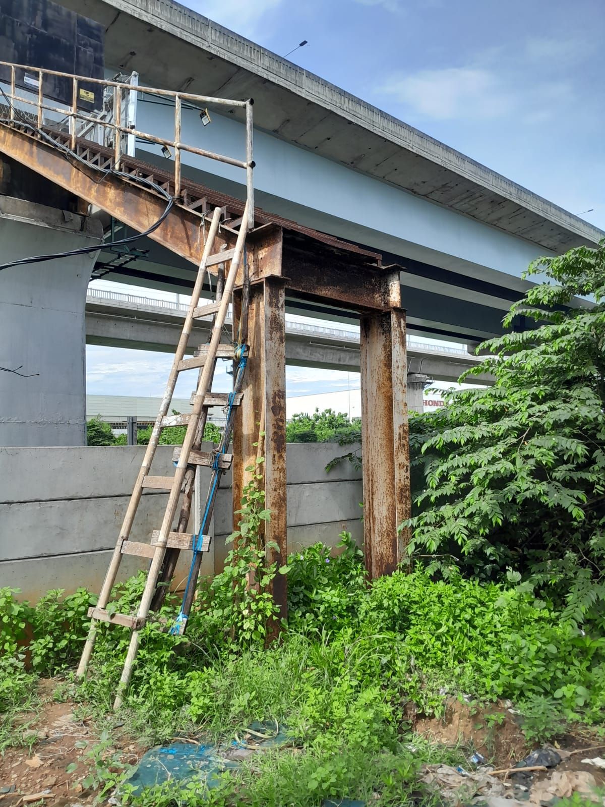 Miris, Tangga JPO Tol di Sukadanau Hilang