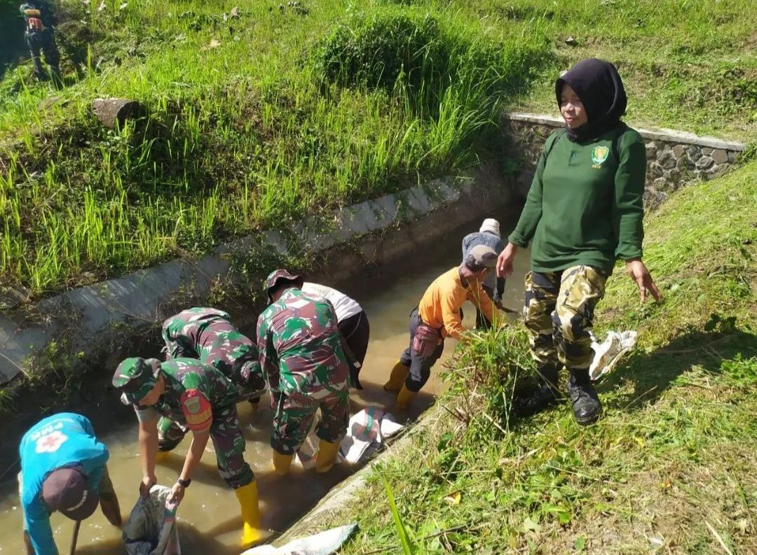 Koramil 1314/Cimaragas Kodim 0613/Ciamis Pembersihan Saluran Air Cegah Banjir