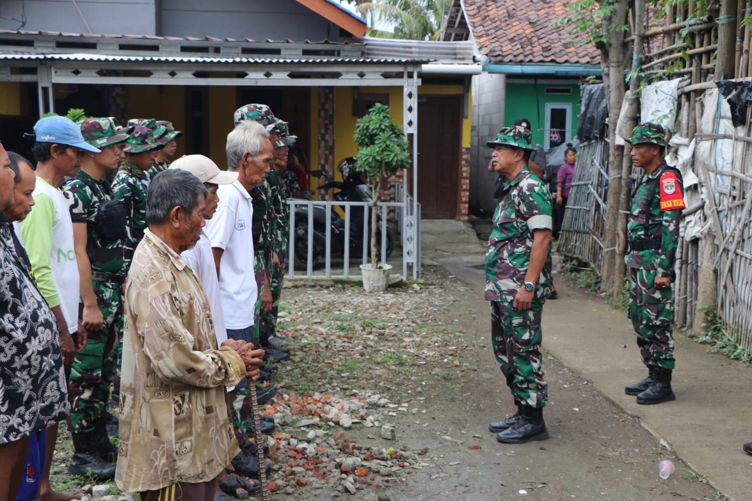 Pak Anda, Warga Desa Karangmukti Mendapat Rutilahu Dari Satgas TMMD Kodim 0509/Kab Bekasi