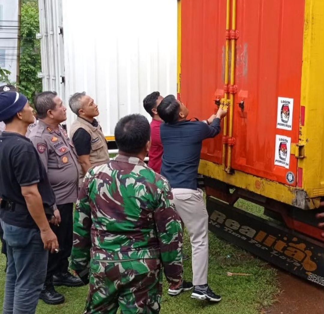 Anggota Koramil 2507/Langkap Lancar Bersama Polri Pengamanan Gudang Logistik Pemilu 2024