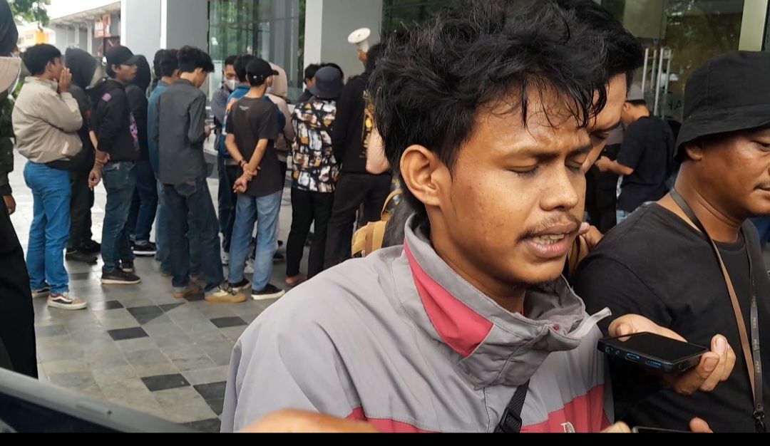 Sejumlah Massa&nbsp; Dari Aliansi Rakyat Menggugat Menggeruduk KPU Kabupaten Bekasi