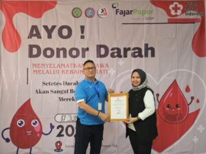 FajarPaper Terima Penghargaan Dari PMI Karawang Atas Program Donor Darah Rutin
