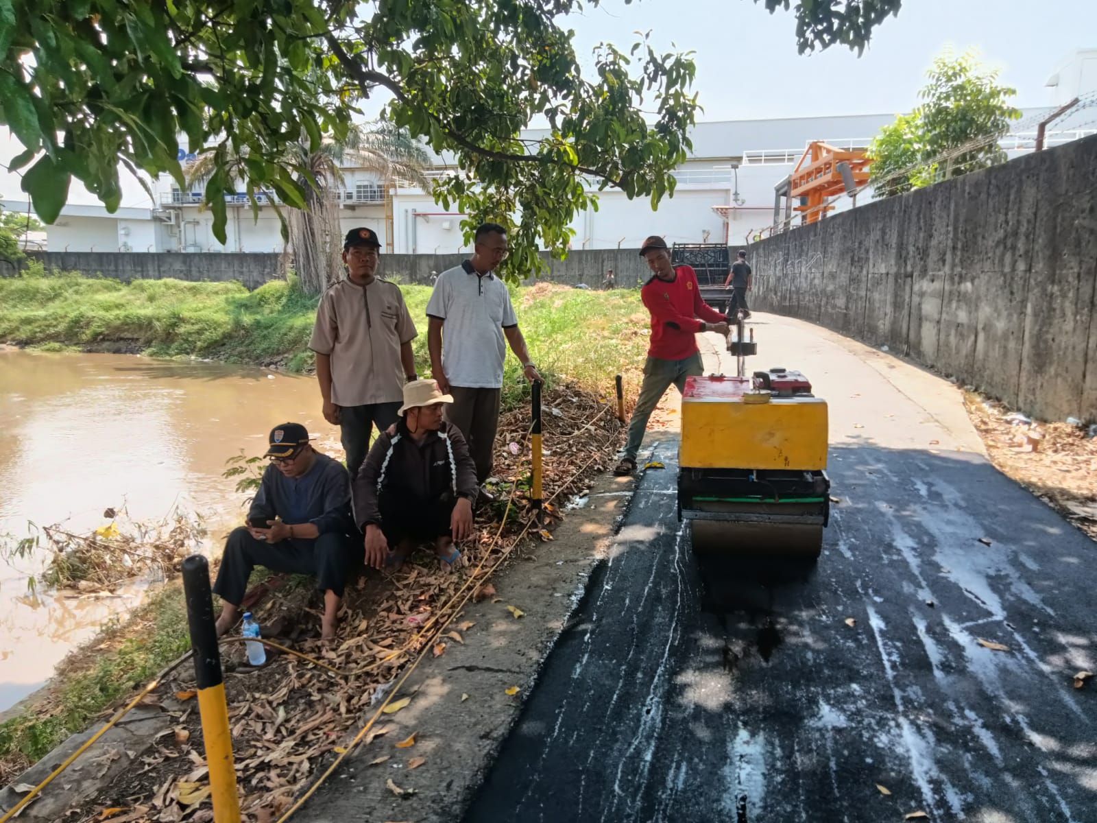 Warga Villa Mutiara Wanajaya Swadaya Perbaiki Jalan