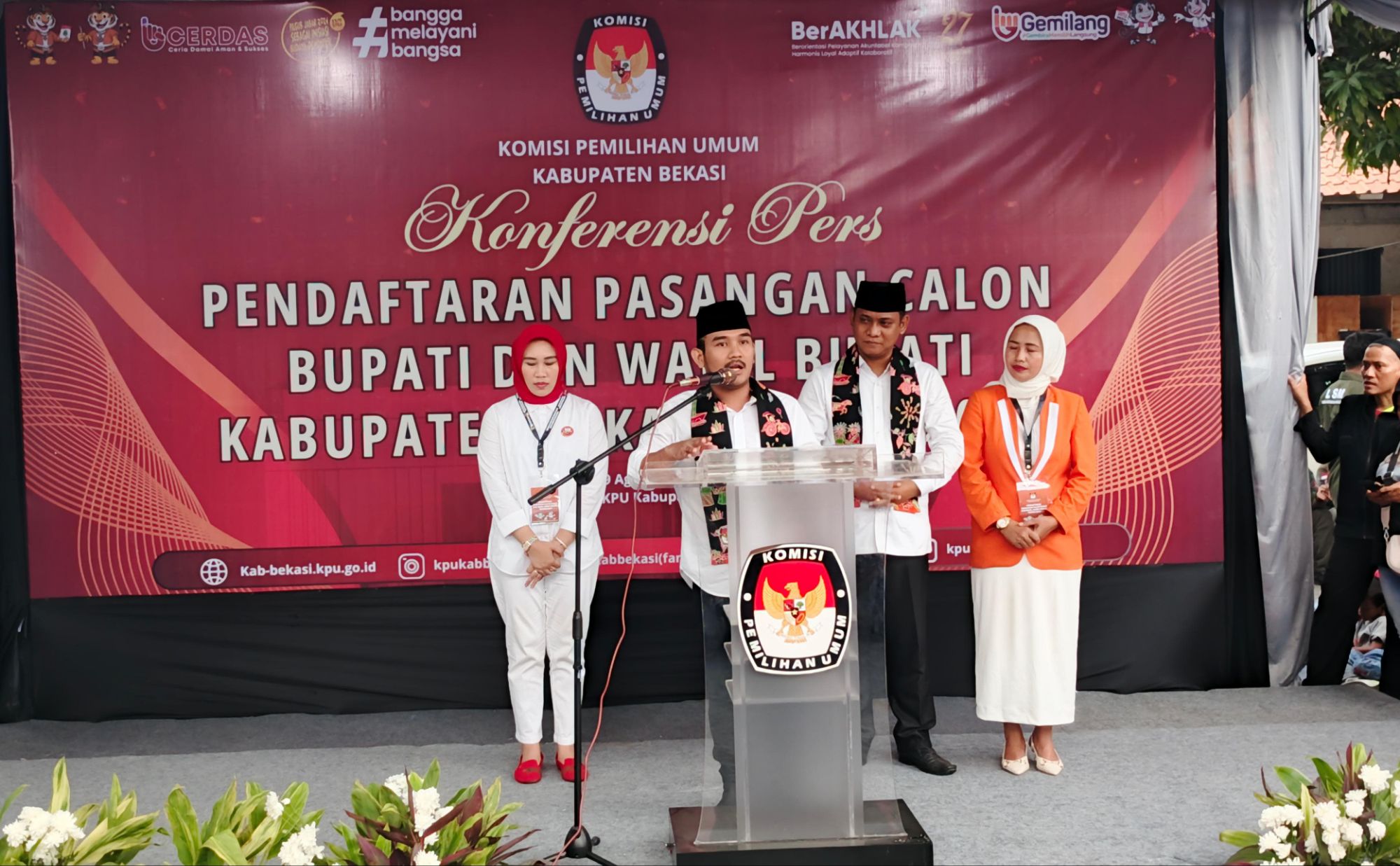 Pasangan Ade Kuswara Kunang dan Asep Surya Atmaja Resmi Daftar Cabup / Cawabup Bekasi