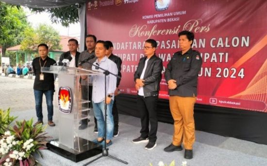 KPU Kabupaten Bekasi Menerima Pendaftaran Pasangan BN Holik Qodratullah dan Faisal Hafan Farid Dihari Kedua