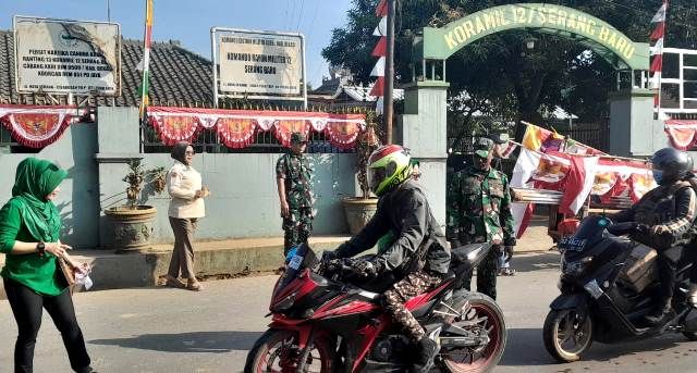 Sambut HUT RI Ke 79 Koramil 12 Serangbaru Kodim 0509 Kab Bekasi Bagikan Bendera Merah Putih