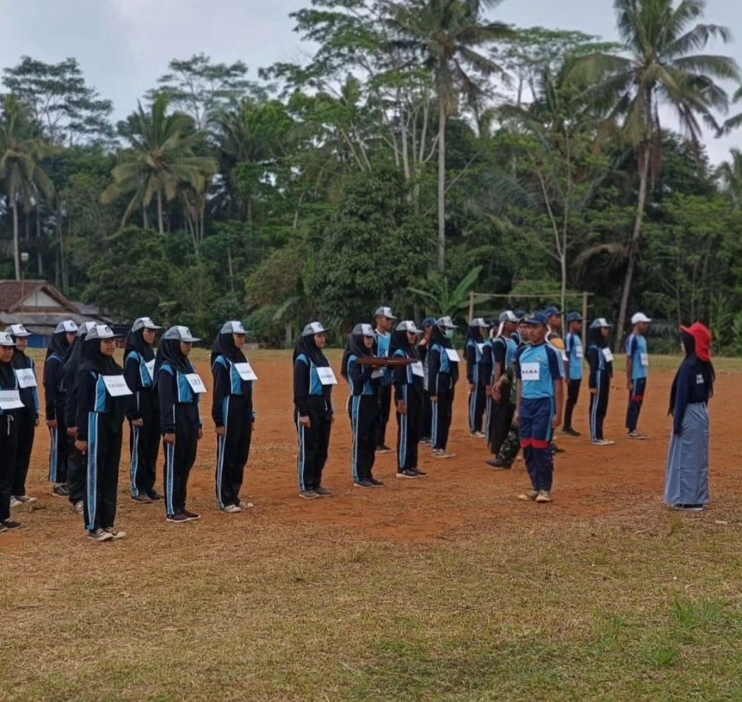 Babinsa Koramil 2507 Langkaplancar Melaksanakan Pelatihan Paskibra Besama Siswa Siswi