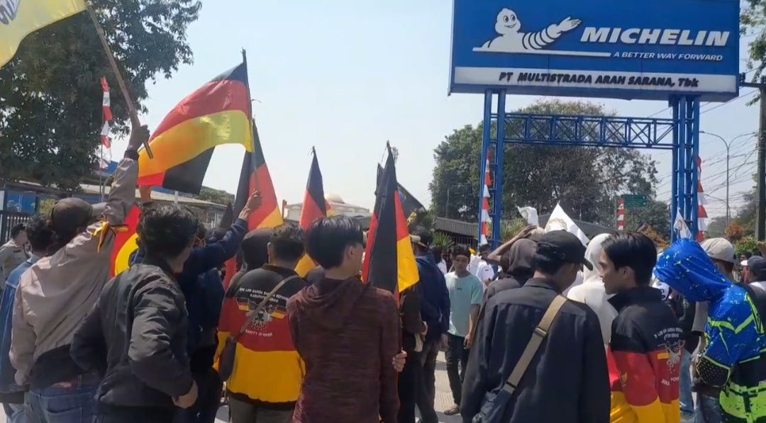 Aksi Unjuk Rasa Aliansi LSM dan Ormas di PT Multistrada Arah Sarana TBK Dukung LSM GBR Kab Bekasi