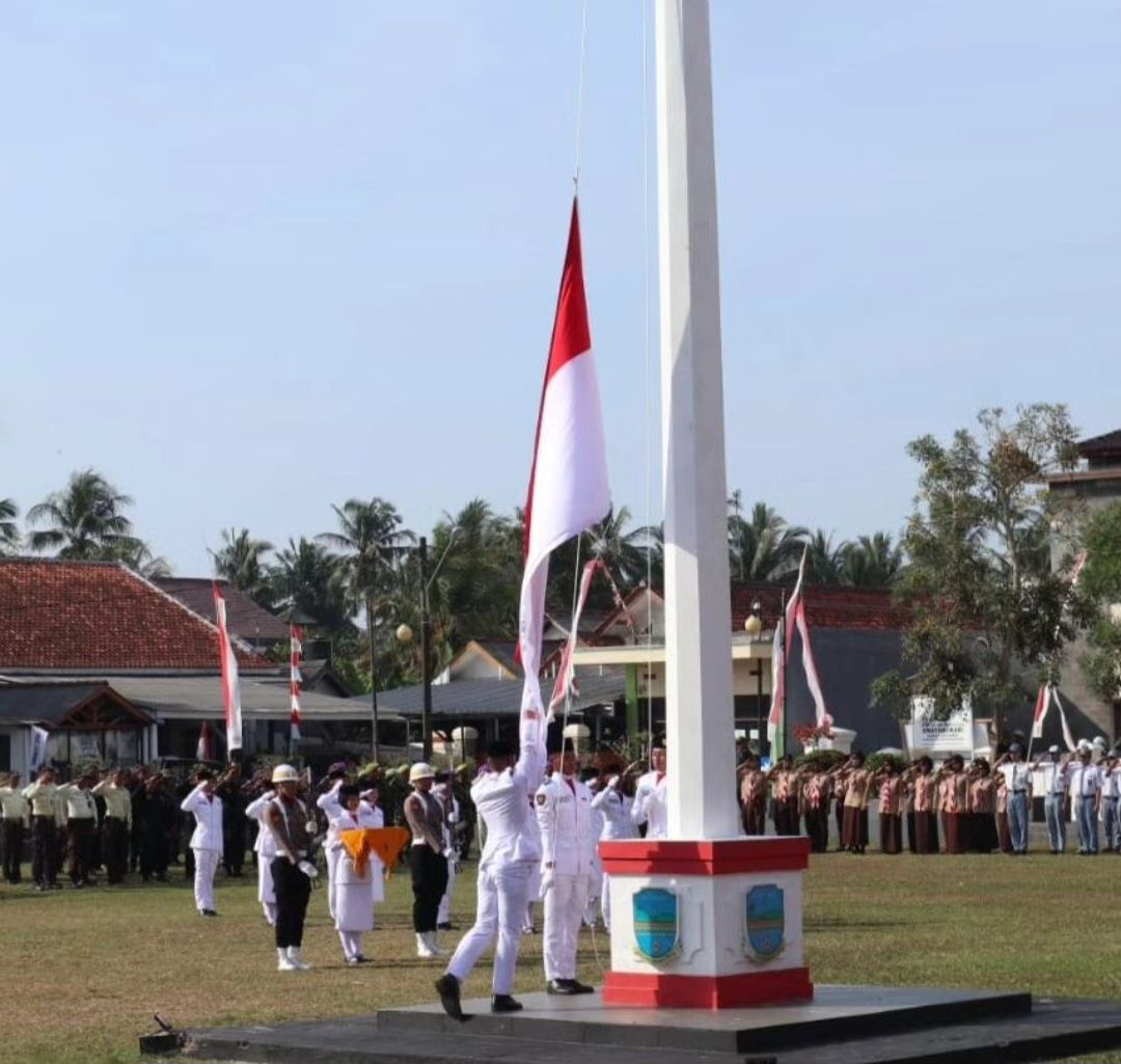 Dandim 0625 Pangandaran Pembacaan Teks Pancasila di HUT RI ke-79 di Lapangan Alun-Alun Parigi