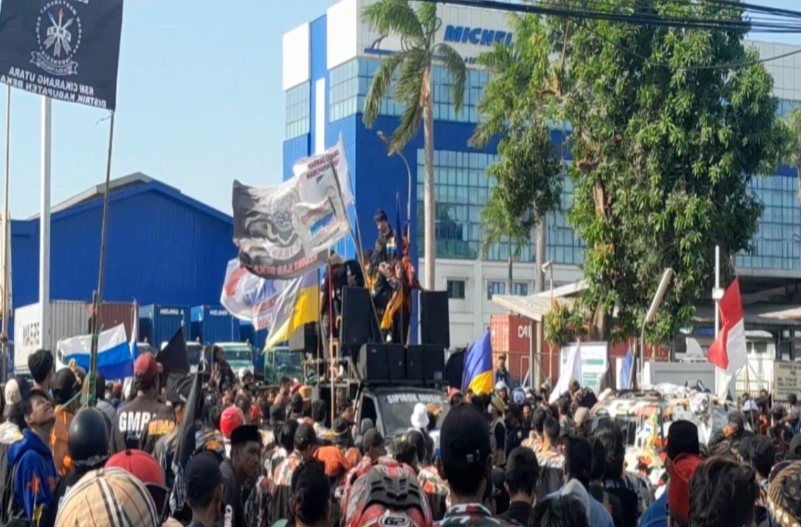 Ribuan Aksi Massa Yang Tergabung Dalam Aliansi Ormas dan LSM Kabupaten Bekasi Kepung PT Multistrada Arah Sarana TBK