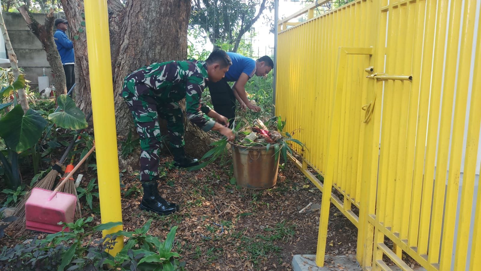 Babinsa Koramil 01 Tambun Ajak Petugas Bersihkan Pos Security