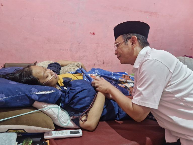 Calon Bupati Bekasi Nomor Urut 1 Dani Ramdan Kunjungi Pasien Pengidap Kanker Serviks