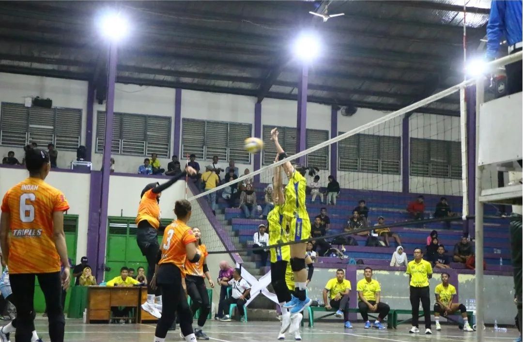 Dandim 0613 Ciamis  Berikan Hadiah Pada Pemènang di Open Turnamen Volly Ball