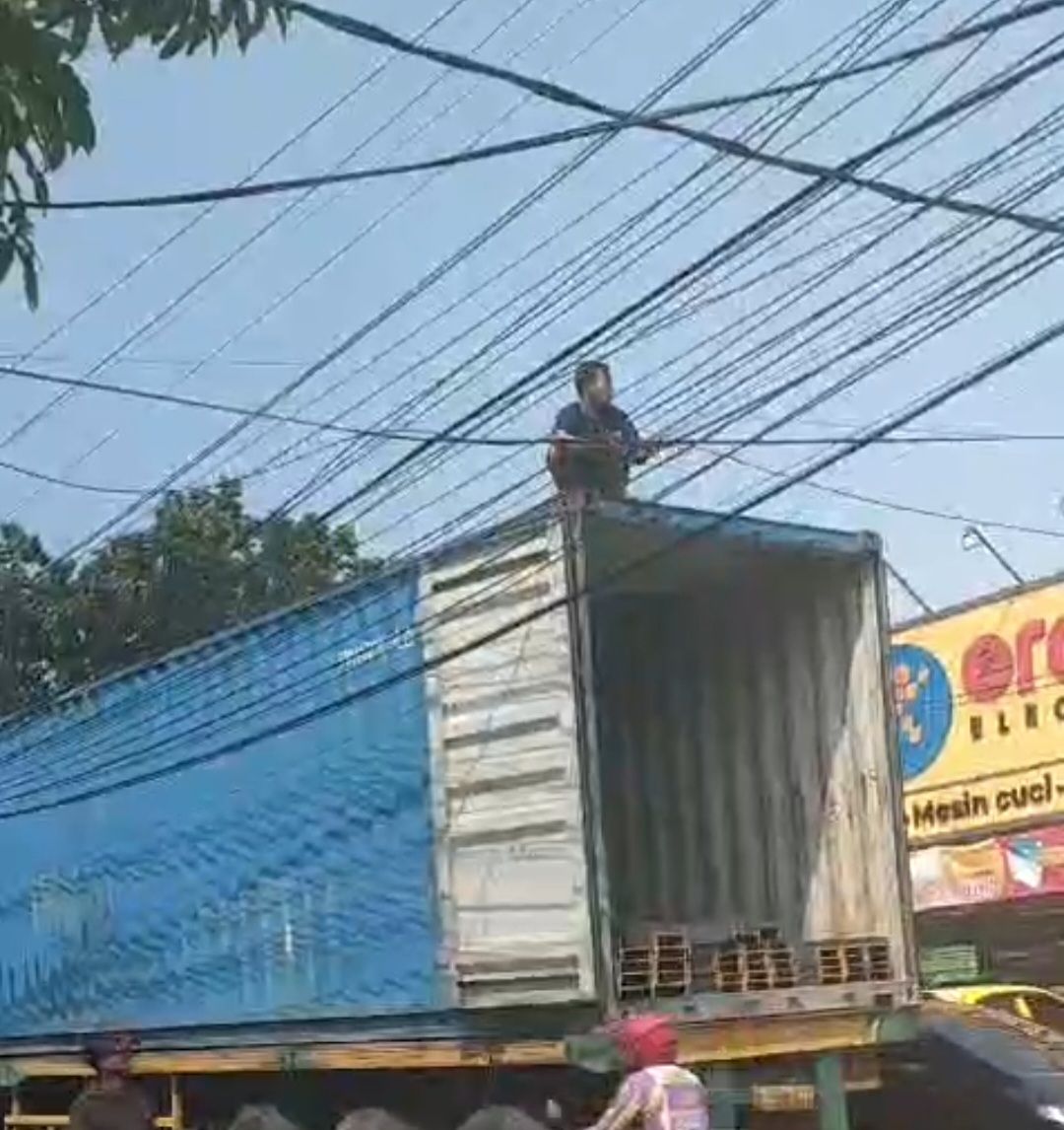 Kabel Tampak Semrawut, Sepanjang Jalan Diponegoro Tambun Selatan