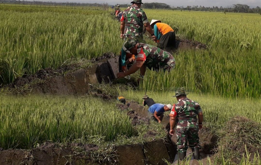 Anggota Koramil 1315 Lakbok Kodim 0613 Ciamis Gotong Royong Program Padat Karya