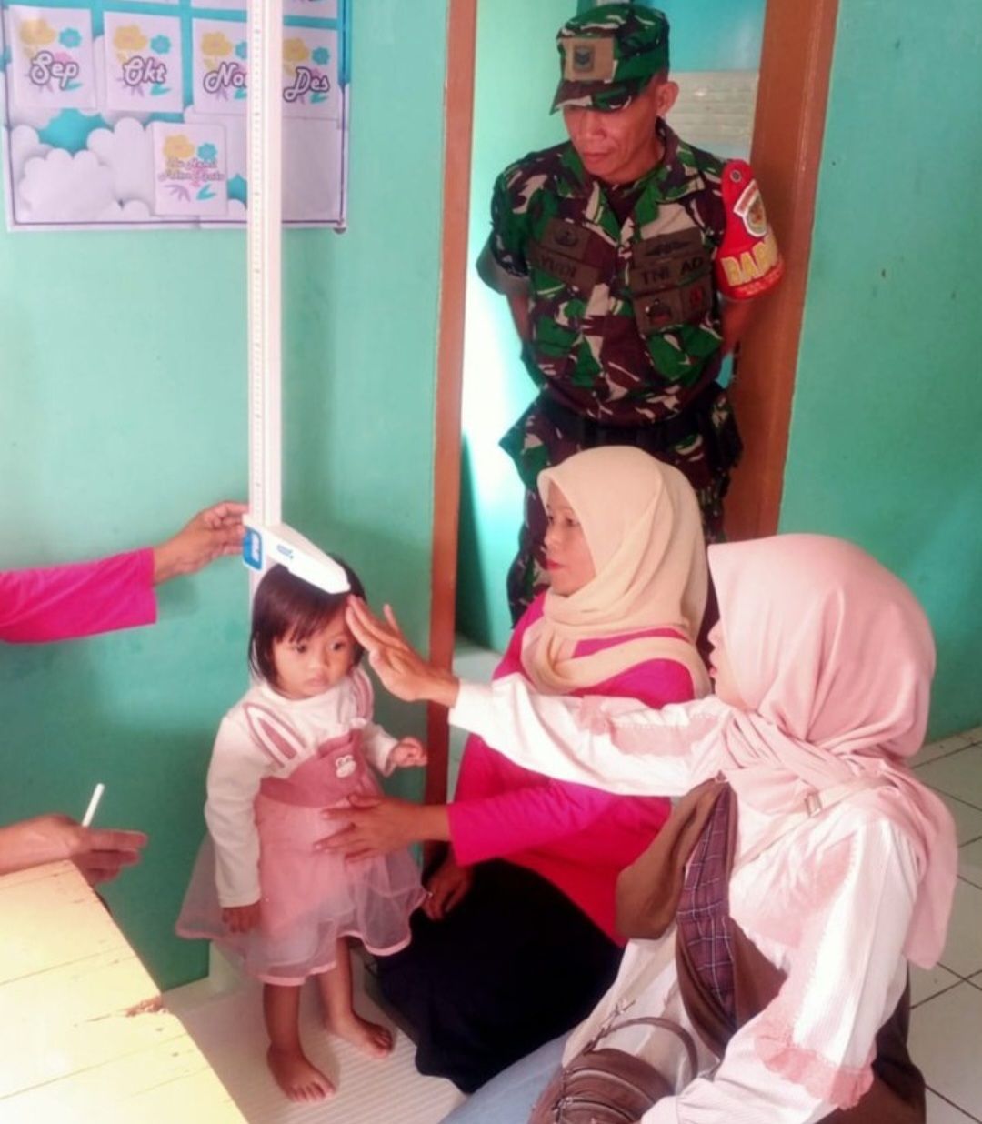 Babinsa Koramil 1311 Kodim 0613 Ciamis Dampingi  Giat Posyandu Balita