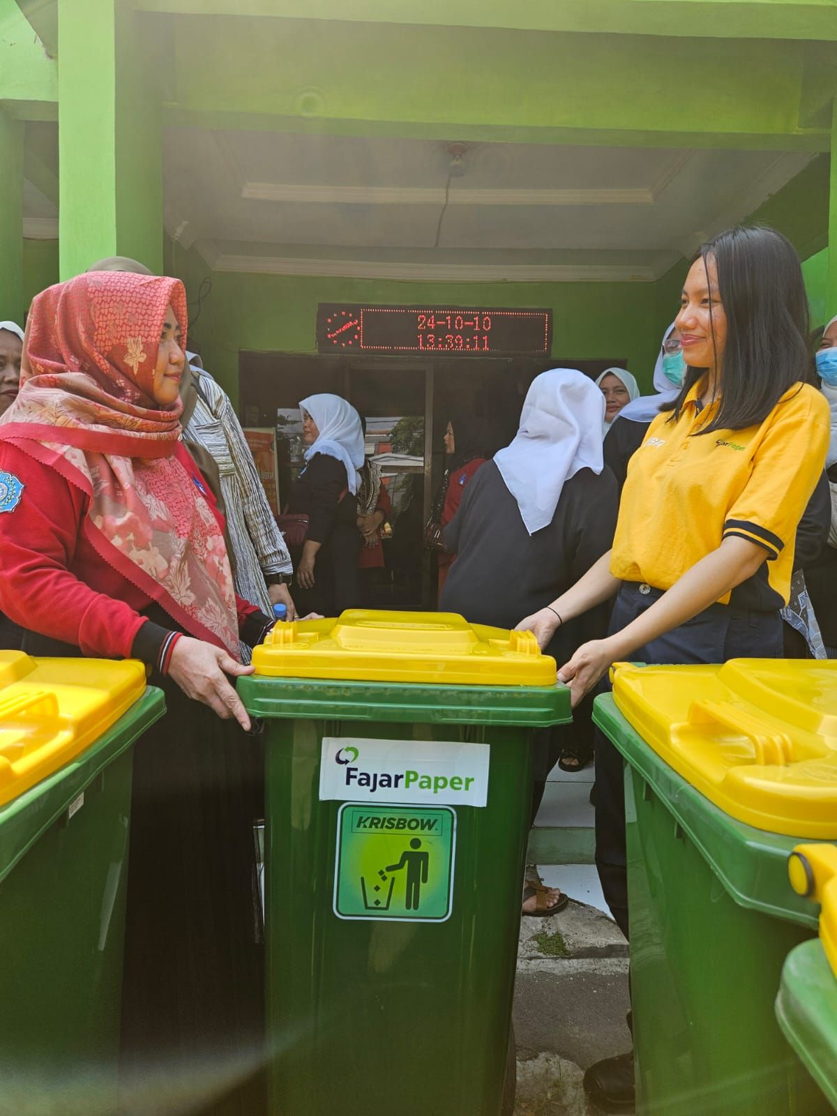 FajarPaper Berikan Tempat Sampah dan Gelar Giat Bersih Kali,Dukung Kebersihan Lingkungan dan Kesehatan Masyarakat di Cikarang Barat