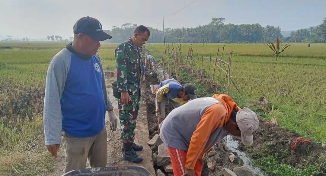 Anggota Koramil 1316 Pamarican Kodim 0613 Ciamis Turut Mengikuti Jalannya Pembangunan TPT