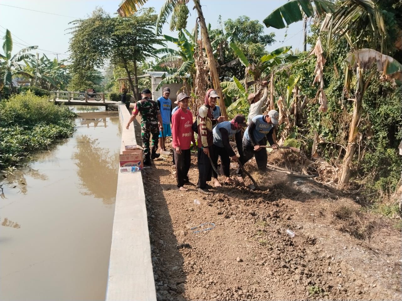 Bersama Petani Babinsa Bersihkan Saluran Irigasi di Desa Bantarjaya untuk Dukung Musim Tanam Padi