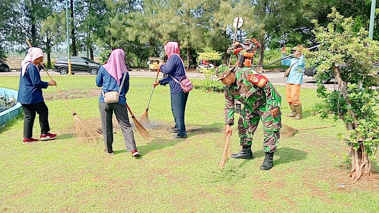 Kodim 0509 Kabupaten Bekasi dan Muspika Cikarang Pusat Gelar Karya Bakti di Jalan Pemda