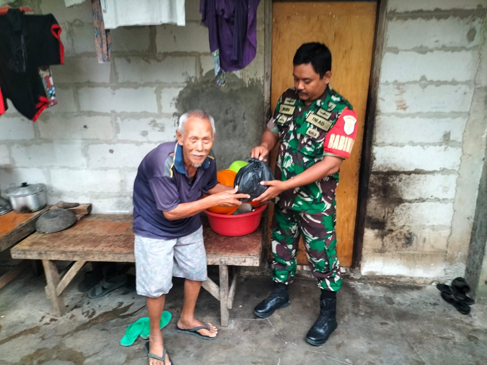 Babinsa Desa Cikarang Kota Salurkan Bantuan Sosial kepada Warga Kurang Mampu