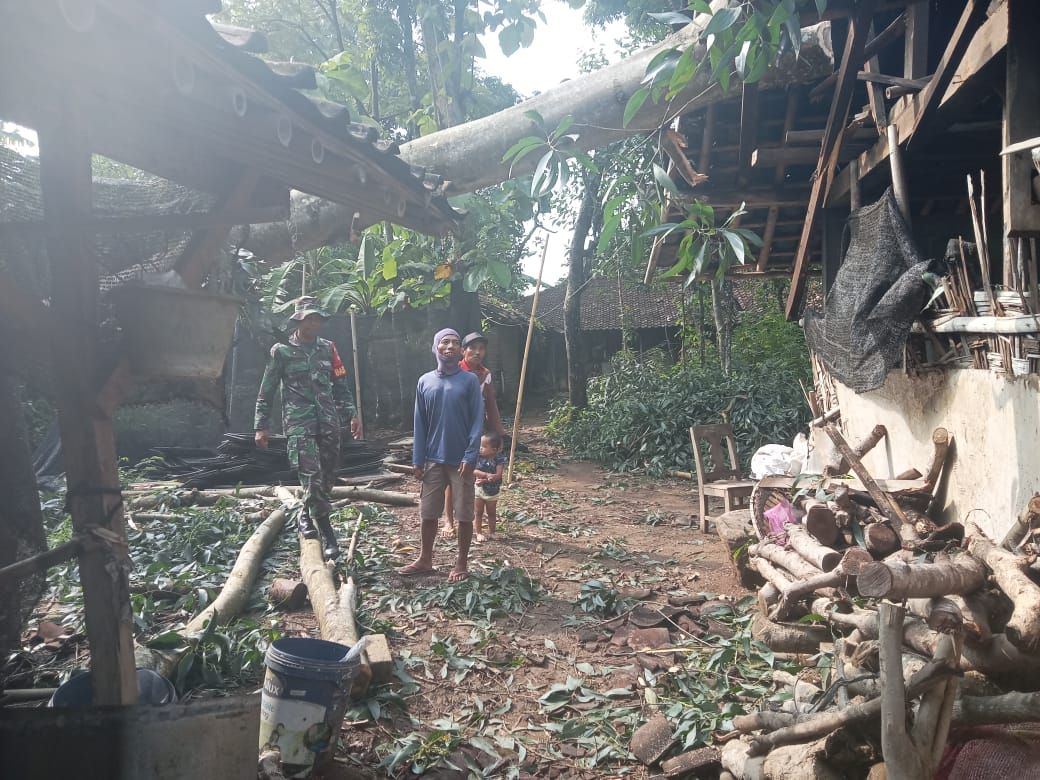 Babinsa Klego Dan Warga Evakuasi Pohon Tumbang Yang Timpa Rumah