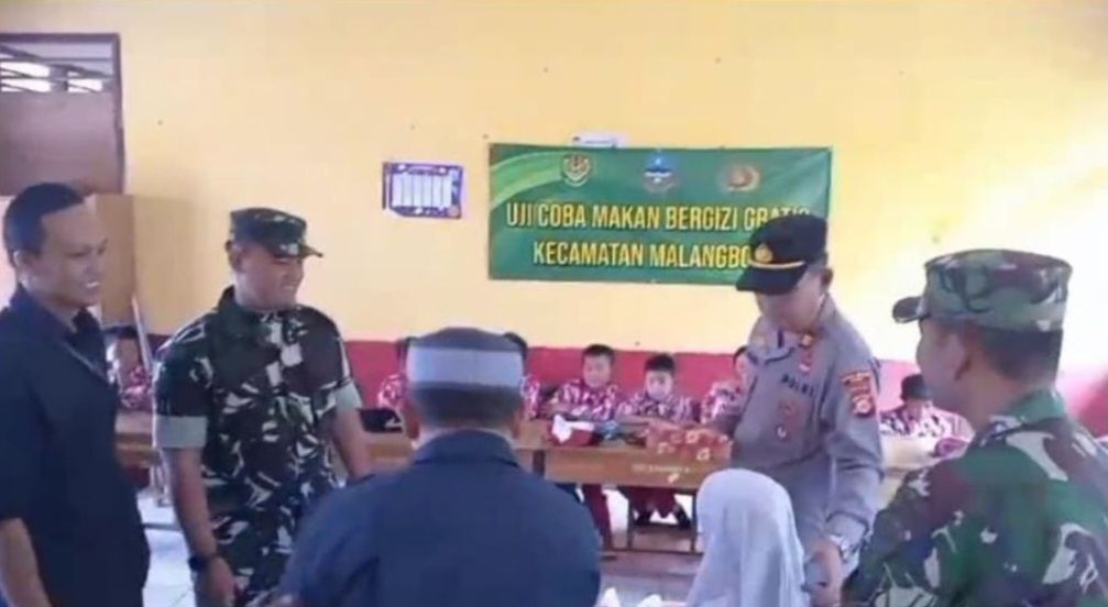 Kodim 0611/Garut Laksanakan Uji Coba Program Makan Siang Bergizi Gratis bagi Siswa SDN 5 dan TK NU Assabilul Khoer