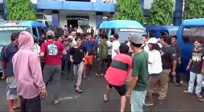 Puluhan Supir Angkot Elef Protes Didepan Kantor Dishub Kabupaten Bekasi