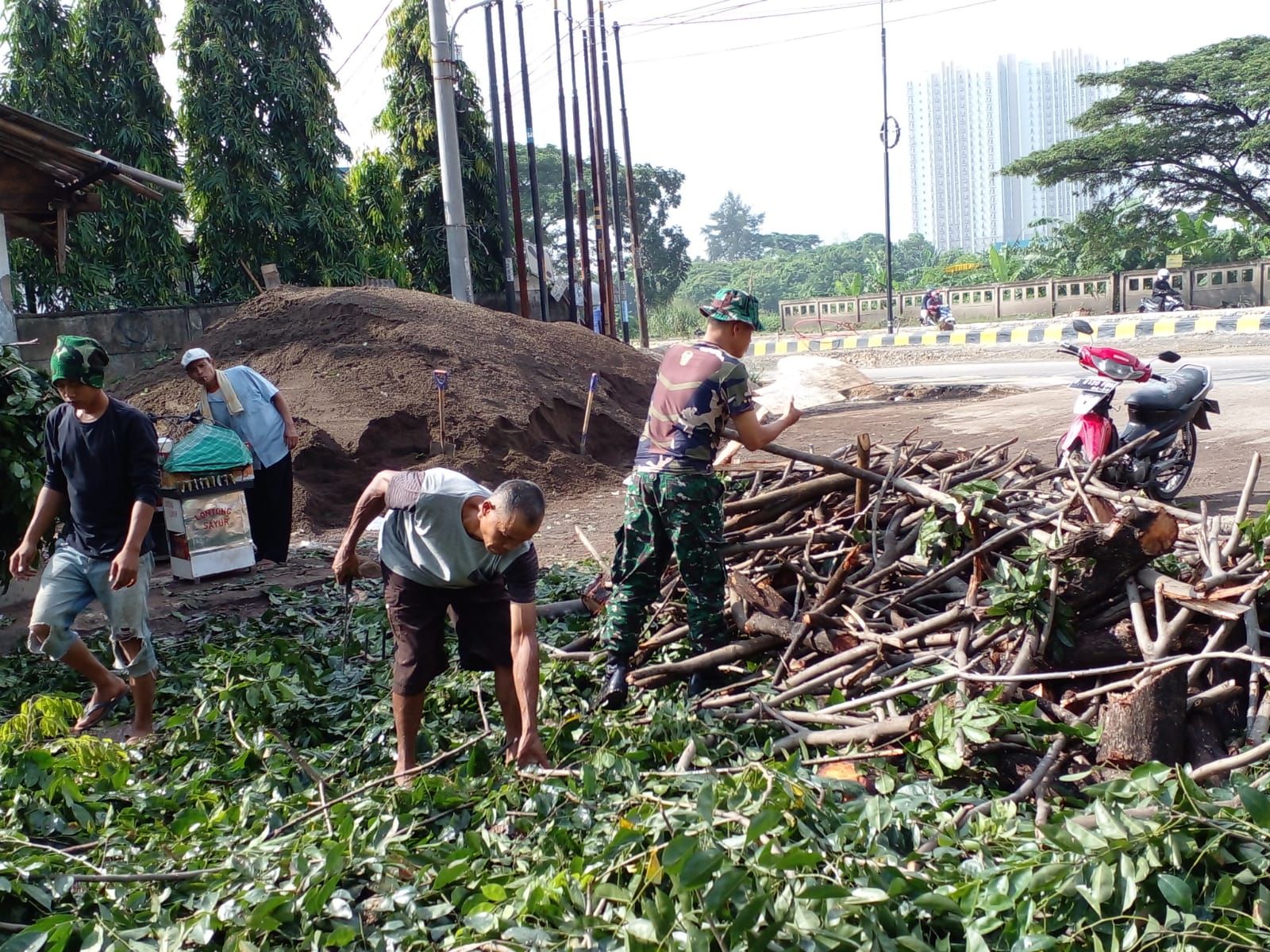 Babinsa Koramil 08/Lemah Abang Bersama Warga Gelar Karya Bakti di Kp Bugelsalam