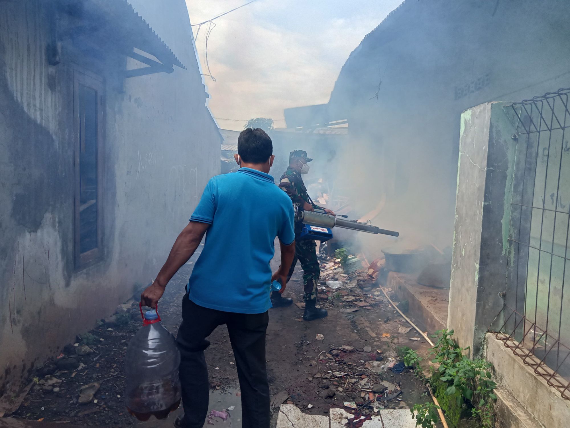 Babinsa Ciantra Bersama Warga Kampung Kukun Gelar Fogging Cegah DBD