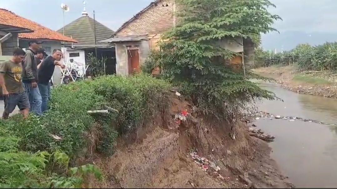 Puluhan Rumah di Kampung Warung Pojok Ambruk Akibat Abrasi Kali Bekasi, Warga Minta Perhatian Pemerintah