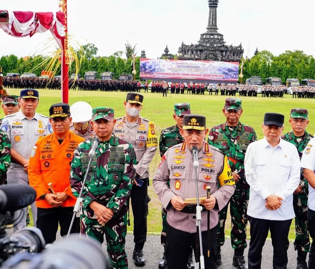 Kapolri Bersama Panglima TNI Pimpin Apel Gelar Pasukan Operasi Lilin 2024