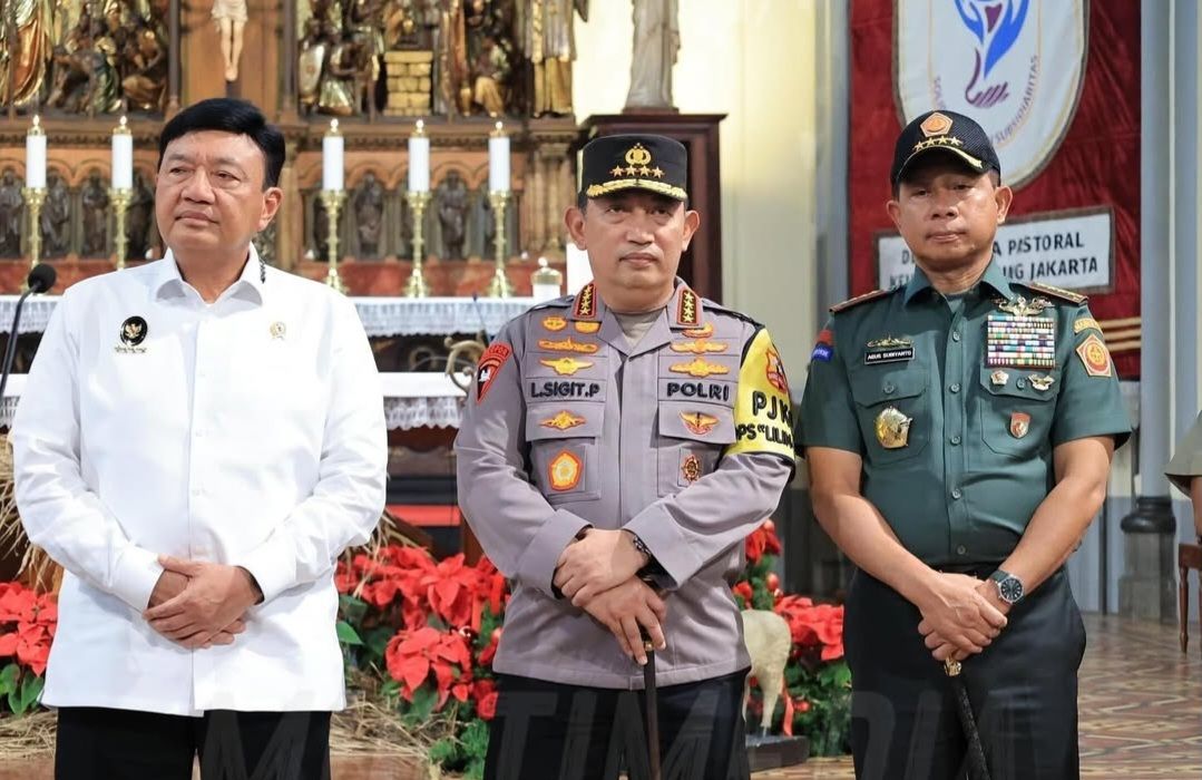 Kapolri Beserta Panglima TNI Dampingi Menkopolkam Tinjau Pengamanan Ibadah Natal di Gereja Katedral