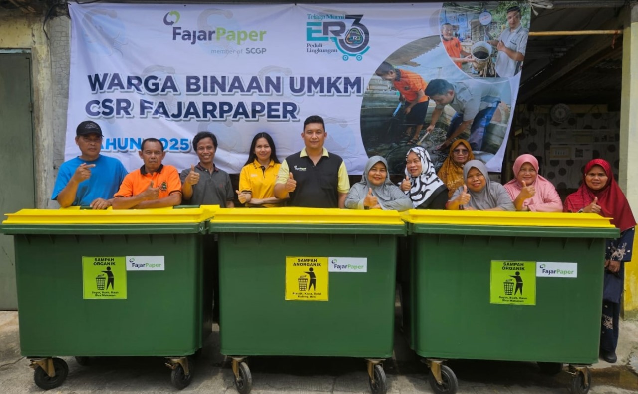 FajarPaper Dukung Ekonomi Berkelanjutan dan Kebersihan Lingkungan dengan Fasilitasi Bibit Lele dan Unit Tempat Sampah