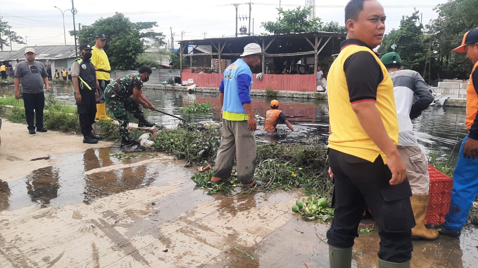 Antisipasi Banjir Puluhan Babinsa, Polisi, dan Aparatur Desa Bersihkan Sampah di Kali Ulu