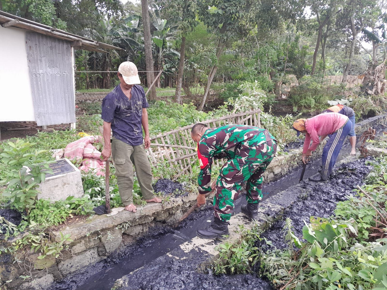 Antisipasi Wabah DBD, Koramil 10/Sukatani Kerja Bakti Gandeng Aparatur Desa Sukamanah