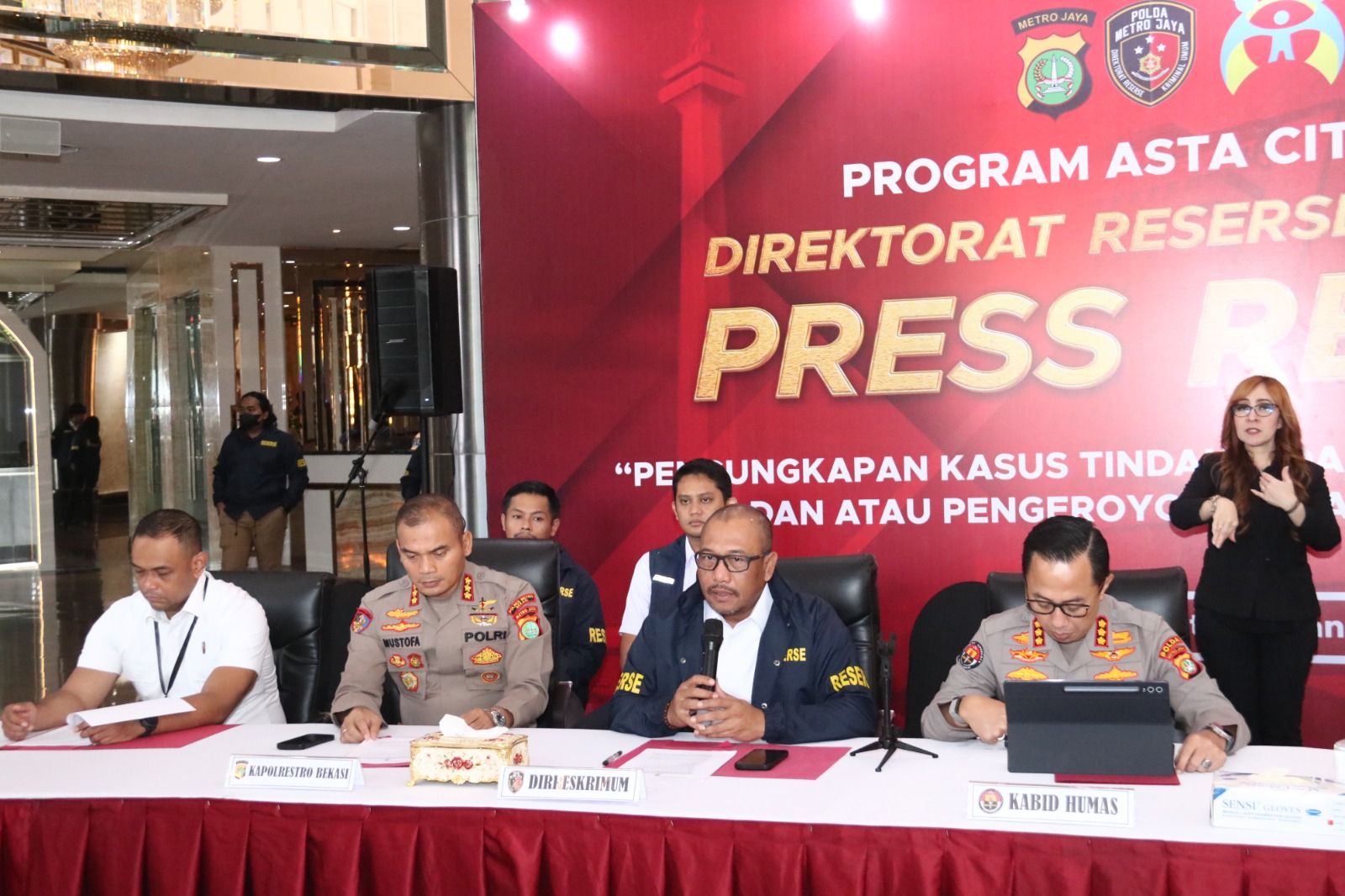 Ditreskrimum PMJ  Gelar Konferensi Pers Terkait Pasutri Penganiayaan dan Pembunuhan Balita di Bekasi