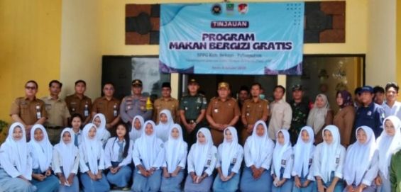 Penjabat Bupati Bekasi Bersama Forkopimda Hadiri Peluncuran Program Makan Bergizi Gratis