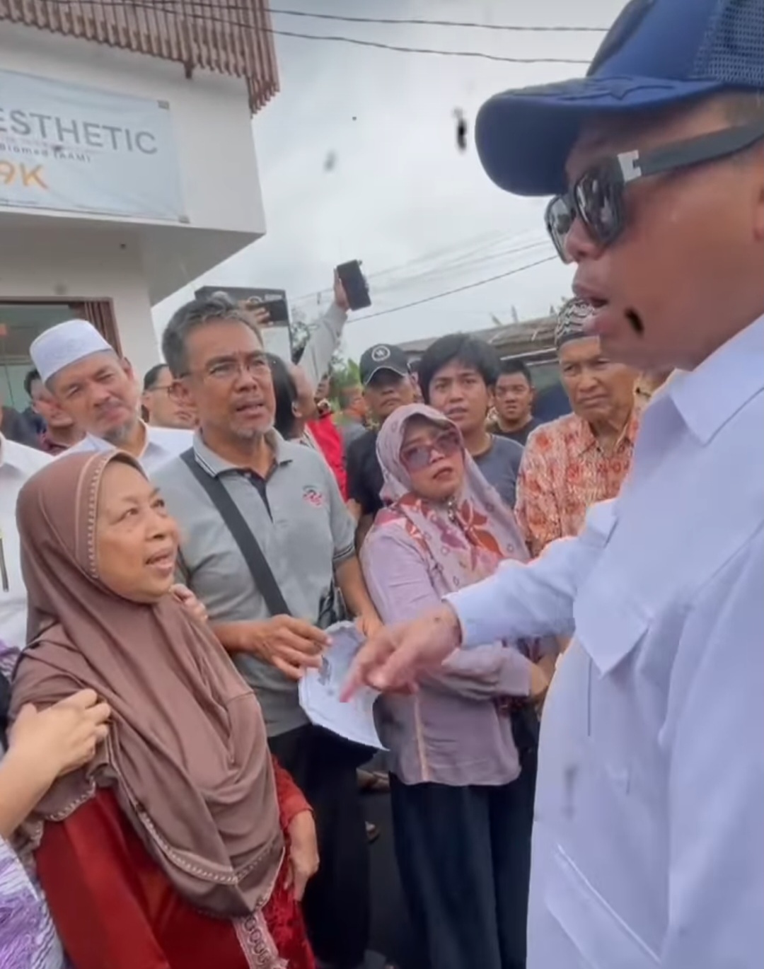 Menteri ATR / BPN Memberikan Bantuan Pada Warga Yang Rumahnya di Eksekusi PN Cikarang