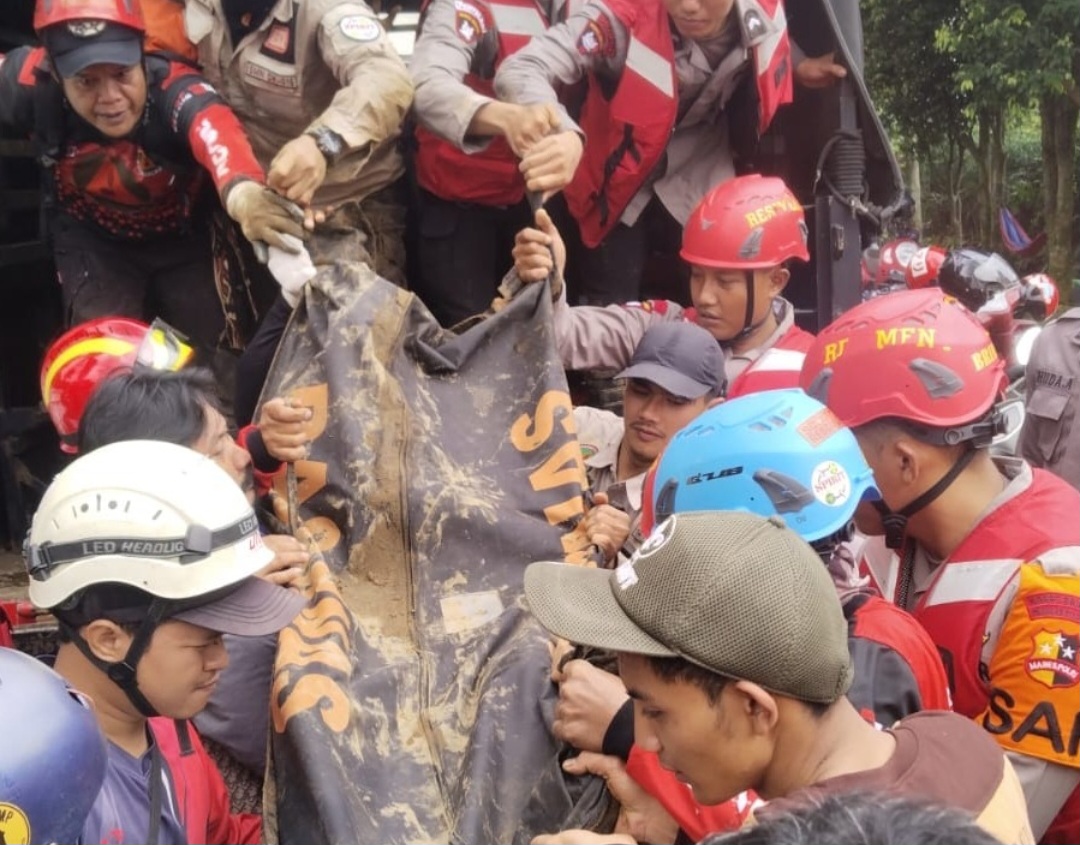 Tim SAR Gabungan Temukan Korban Terseret Sungai Ciliwung