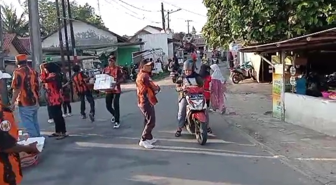 Bulan Penuh Berkah, PAC Pemuda Pancasila Kecamatan Sukawangi Berbagi Takjil Ramadhan 1446 H
