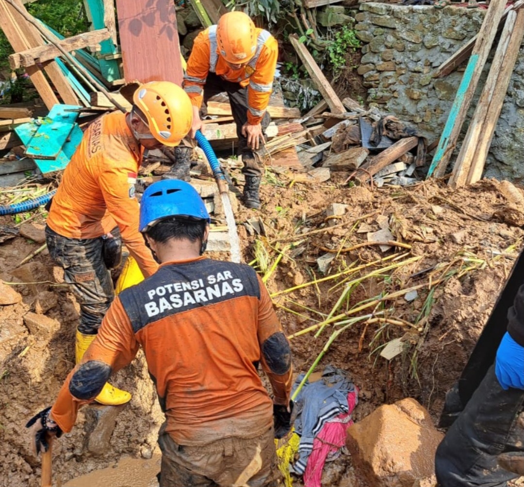 Tim SAR Gabungan Menemukan Korban Tertimbun Tanah Longsor di Sukabumi