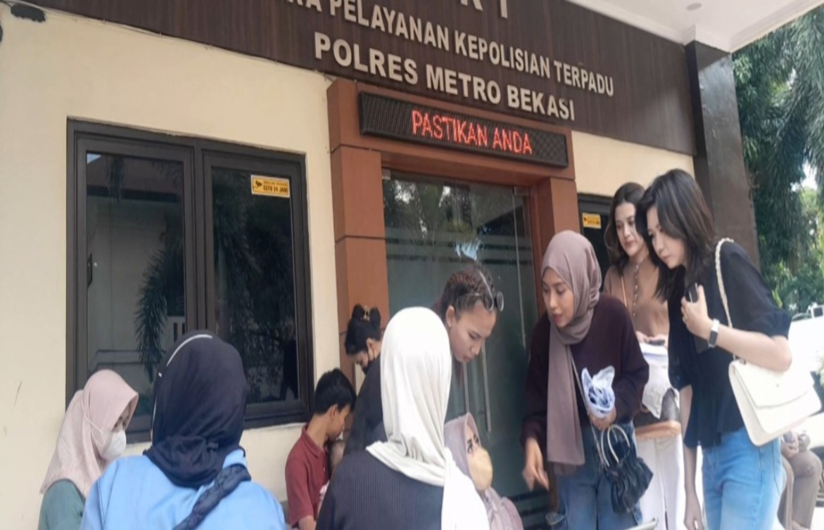 Puluhan Perempuan Datangi Polres Metro Bekasi Laporkan Kasus Penipuan Arisan Online
