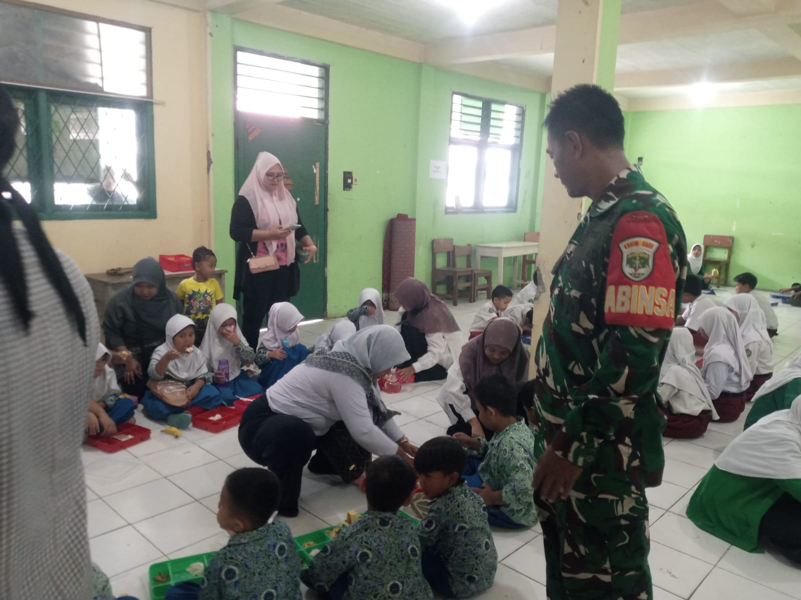 3238 Paket MBG Didistribusi Oleh Kodim 0509/Kab Bekasi di Cikarang Utara