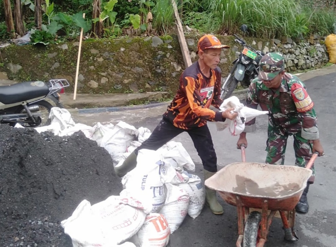 Babinsa Koramil 1304/Panumbangan Giat Gotong Royong Pengecoran Bersama Warga