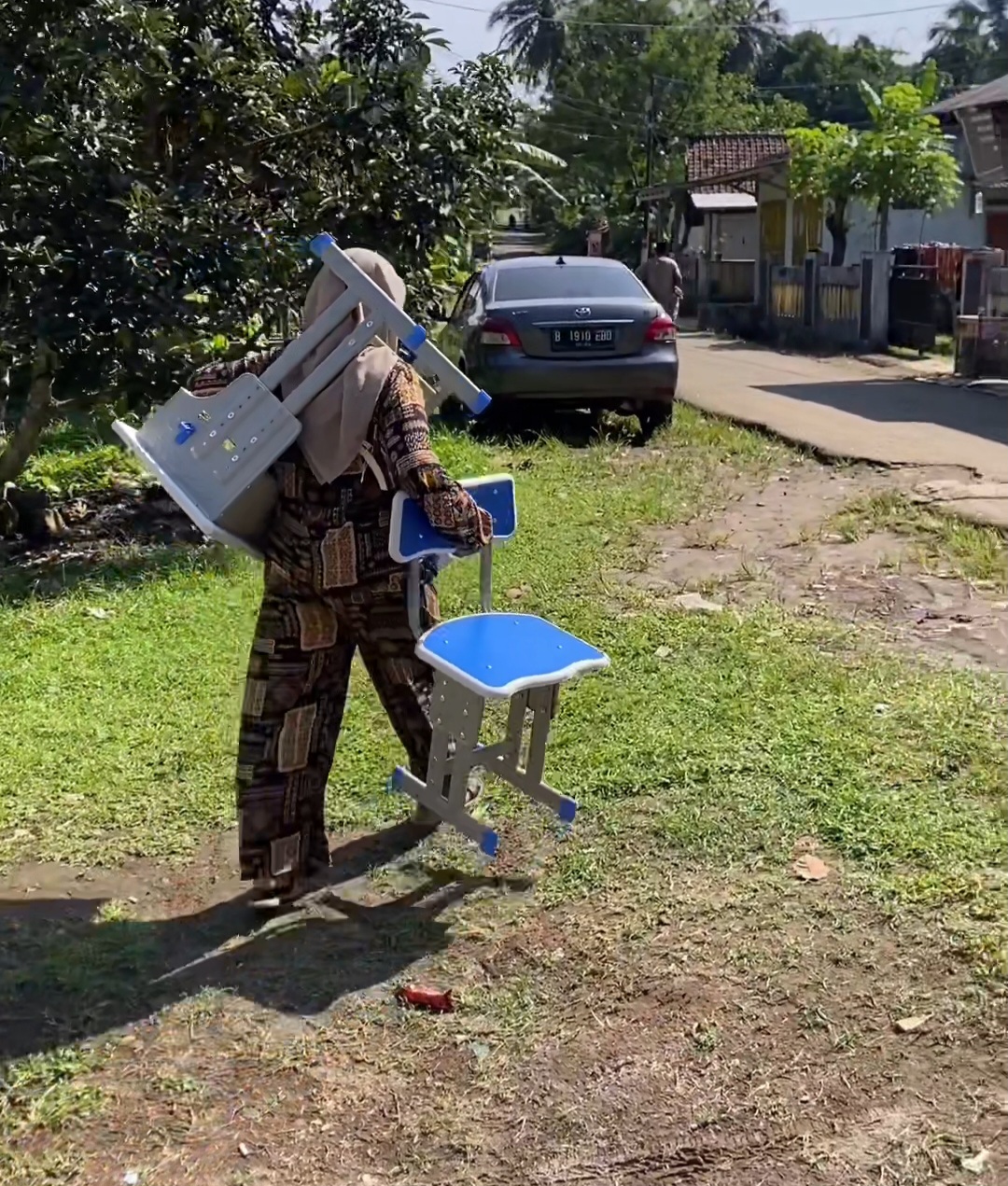 Dituding Rusak Bangku Sekolah, Siswa SD di Lebak Ganti Kursi Baru
