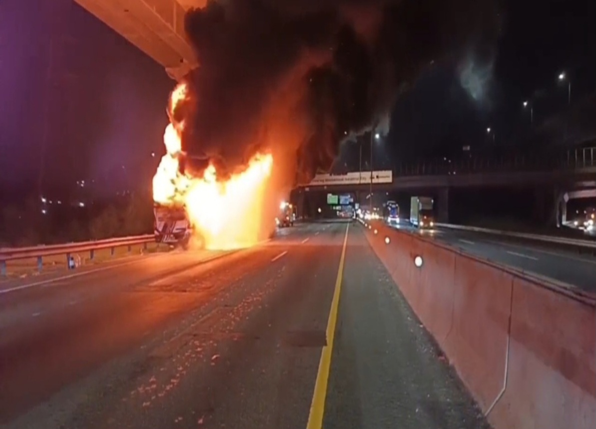 Naas,Bus Pengangkut Siswa SDIT Kebayoran Lama Ludes Terbakar di KM 47 Karawang